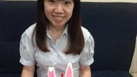 Begini tampilan kue uang milik @kellen_khoe. Sekilas seperti kue ulang tahun biasa, tapi saat bagian atasnya ditarik akan mengeluarkan rentetan lembaran uang yang bikin kaget! Foto: Istimewa