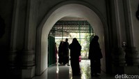 Menjelang bulan Ramadan peziarah semakin banyak.