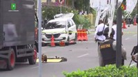 Nabrak pagar dan nabrak anggota yang sedang di depan kantor, kata Kapolda Riau Irjen Nandang saat dihubungi detikcom, Rabu (16/5/2018).