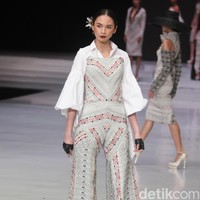 Fashion show koleksi terbaru Ivan Gunawan yang bertajuk Great Toba di Indonesia Fashion Week 2018, Jakarta Convention Center, Jakarta, Rabu [28/3/2018]. Foto: Mohammad Abduh/Wolipop