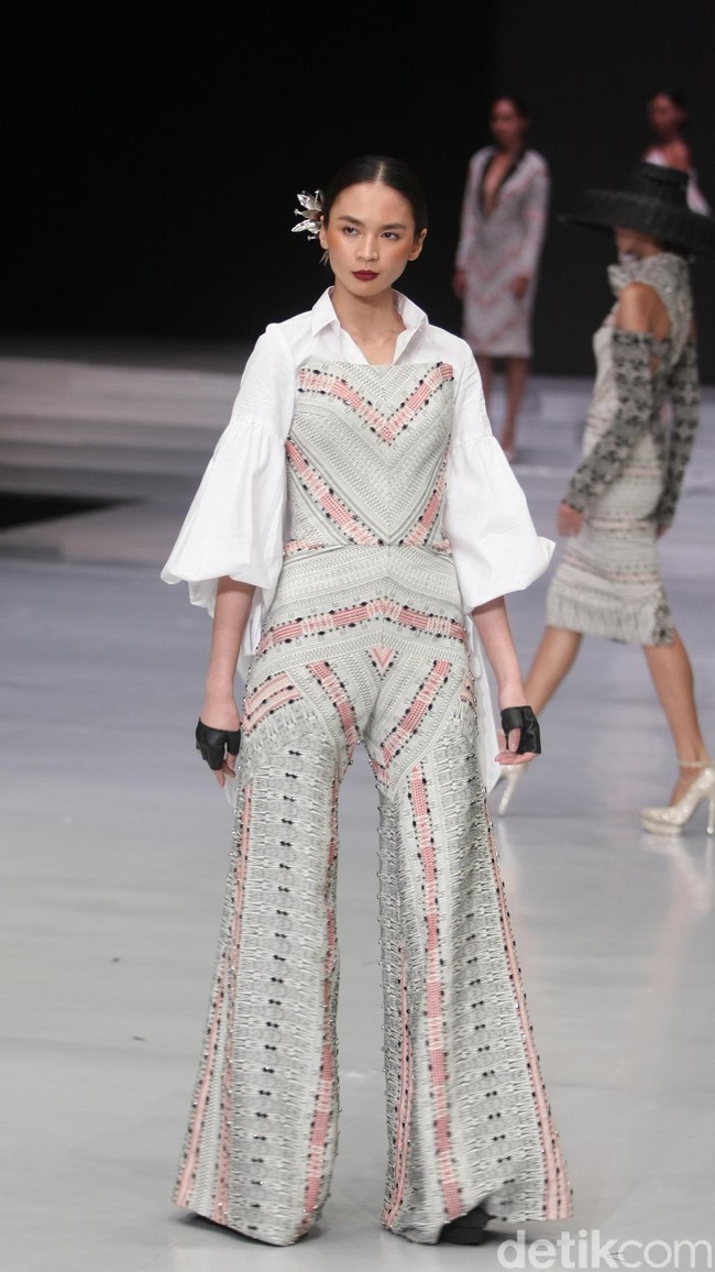 Fashion show koleksi terbaru Ivan Gunawan yang bertajuk Great Toba di Indonesia Fashion Week 2018, Jakarta Convention Center, Jakarta, Rabu [28/3/2018]. Foto: Mohammad Abduh/Wolipop