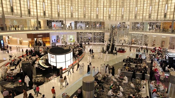 Dubai punya mall terbesar di dunia. Setelah belanja, traveler bisa juga nyobain main ski dalam mall. Wah! (Emaar) Dubai punya mall terbesar di dunia. Setelah belanja, traveler bisa juga nyobain main ski dalam mall. Wah! (Emaar)