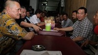 Ini juga salah satu bukti kalau putra bontot Soeharto itu suka makan di warung pinggir jalan. Warungnya terlihat dibuka di depan toko yang sudah tutup. Kira-kira apa yang akan ia makan kala itu, ya?Foto: Istimewa