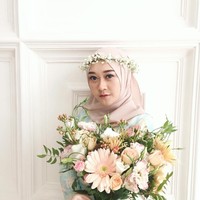 Saat foto prewedding, ia tampil feminin dengan flower crown dan dress motif bernuansa hijau. Gayanya yang ini mengingatkan kita pada gaya Cherrybelle yang serba girly. Foto: Instagram/ellennitaa