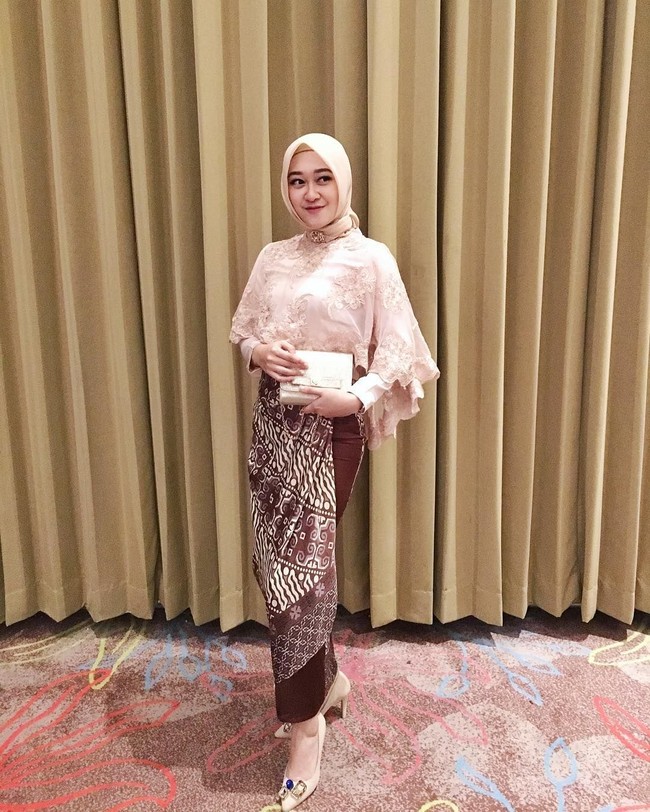 Tak jarang, foto-foto cantik Ellen dikomentari langsung oleh para mahasiswinya. Tubuhnya yang mungil dan ramping membuatnya lihai memadupadankan busana hingga terlihat stylish. Foto: Instagram/ellennitaa