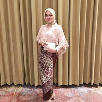 Tak jarang, foto-foto cantik Ellen dikomentari langsung oleh para mahasiswinya. Tubuhnya yang mungil dan ramping membuatnya lihai memadupadankan busana hingga terlihat stylish. Foto: Instagram/ellennitaa