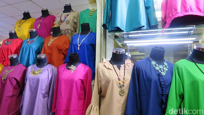 Pasar Tanah Abang, Jakarta Pusat, tidak hanya dipenuhi pakaian buatan dalam negeri. Tapi juga baju impor dari China. Seperti apa penampakannya? Yuk lihat!