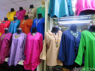 Pasar Tanah Abang Kebanjiran Baju Impor Asal China