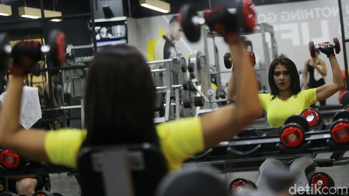 Maria Vania Maria Vania presenter MotoGP sedang olahraga di Golds Gym Thamrin City. Foto: Agung Pambudhy/detikHealth