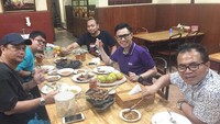 Aneka sate dengan masi hangat, teh manis hangat, dan buah jeruk jadi menu makan malam Eko saat berkunjung ke Bandung.  Foto: Instagram @ekopatriosuper