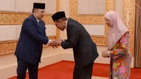 Kehadiran Anwar Ibrahim bersama sang istri Wan Azizah disambut langsung oleh Yang di-Pertuan Agong Sultan Muhammad V, di Istana Nasional di Kuala Lumpur, Malaysia. Roskhadijah/Istana Nasional/Via Reuters.