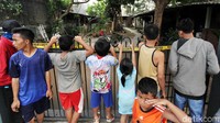 Warga yang penasaran berdatangan ke lokasi penangkapan untuk menonton secara langsung.