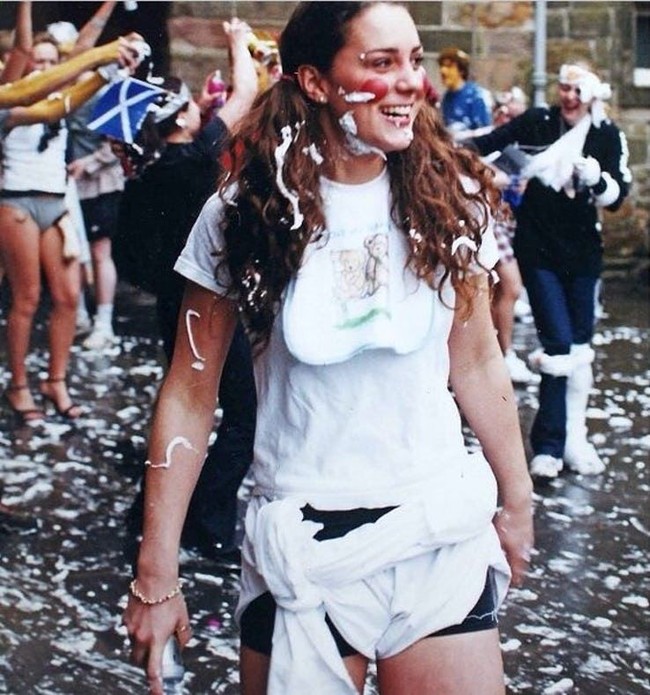 Bukti lain kalau Kate suka berpesta. Lihat gaya liarnya yang satu ini. (Foto: Pinterest)