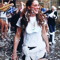 Bukti lain kalau Kate suka berpesta. Lihat gaya liarnya yang satu ini. (Foto: Pinterest)