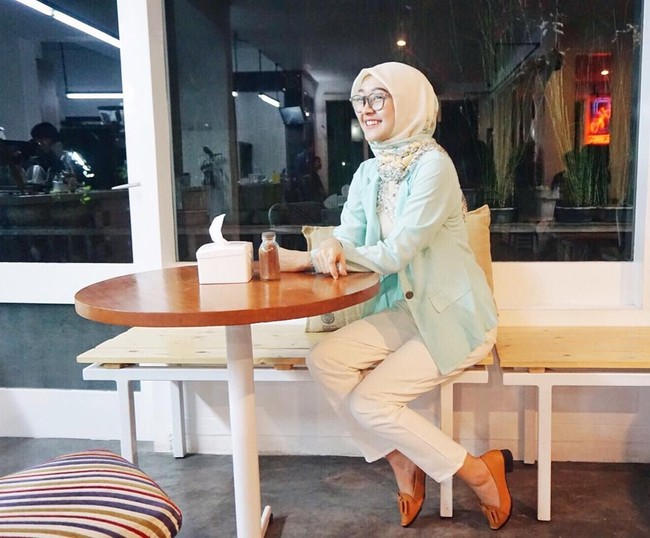 Ellen Vindriana memutuskan keluar dari Cherrybelle pada tahun 2016. Tak lama setelah itu, ia pun memutuskan berhijab. Penampilannya mencuri perhatian netizen hingga membuatnya memiliki banyak pengikut di Instagram. Foto: Instagram/ellennitaa