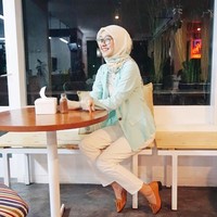 Ellen Vindriana memutuskan keluar dari Cherrybelle pada tahun 2016. Tak lama setelah itu, ia pun memutuskan berhijab. Penampilannya mencuri perhatian netizen hingga membuatnya memiliki banyak pengikut di Instagram. Foto: Instagram/ellennitaa