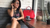 Di Bali, Lala Karmela pun terlihat cantik sambil bersantai dan menikmati minuman hangat di kafe. Foto: Instagram @lalakarmela