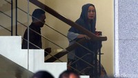 Heni naik ke ruang pemeriksaan.