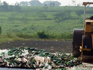 Sambut Ramadan, Miras Sitaan Polres Sukabumi Digilas Alat Berat