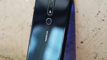 Nokia X6 membawa dua kamera di bagian belakangnya.  Foto: Sina Mobile