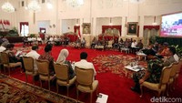 Hal ini disampaikan saat Jokowi memberikan pengantar rapat kabinet tentang single submission di Istana Negara.