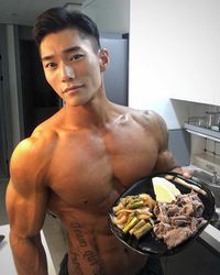 Wih, Binaragawan Kekar Ini Pamer Otot Sambil 'Mukbang' Makanan Sehat!