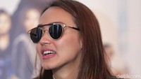 Melayu Nicole Hall terlihat mengenakan jas hitam dan kacamata dengan warna senada saat ditemui di kawasan Setia Budi, Jakarta Selatan. Foto: Ismail/detikHOT