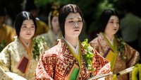 Selama proses Aoi Matsuri, Saio-dai dikelilingi oleh beberapa barisan wanita yang terdiri dari anak perempuan yang disebut Menowarawa, dan wanita yang berperan sebagai penunggang kuda, pelayan wanita yang disebut Uneme, dan pegawai istana. Carl Court/Getty Images.
