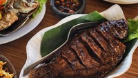 Berkunjung ke Bali, Anda bisa mencicip sajian ikan gurame segar di Bale Udang. Ikan guramenya dibakar dan disajikan dengan sambal kecap pedas. Yummy. Foto: Instagram @sharebeforeeat