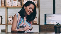 Musisi sekaligus artis ini ternyata juga gemar minum kopi. Kopi single origin dalam gelas kecil ini sepertinya enak. Foto: Instagram @lalakarmela