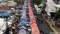 Warga terlihat memenuhi sejumlah lapak PKL.