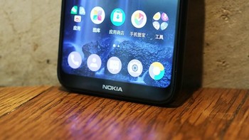 Bagian bawah layar terdapat logo Nokia. Foto: Sina Mobile