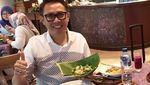 Gemar Makan Sate dan Nasi Pecel, Ini Potret Seru Eko Patrio Ketika Kulineran