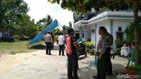 Suasana di rumah duka Ipda Auzar. 