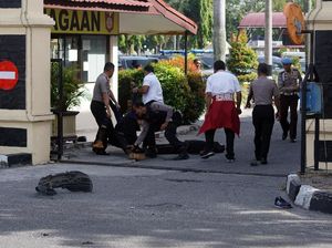 Polisi Riau dan Jambi Hadapi Serangan Musuh Bersenjata Tajam