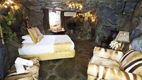 Tema Caveman, kamar dengan suasana seperti di dalam gua. Sekilas mengingatkan akan film Flinstones ya (Madonna Inn)