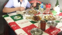 Memiliki nama lengkap Eko Hendro Purnomo, komedian yang lebih dikenal dengan nama Eko Patrio ini memiliki hobi makan, terutama makan sate. Foto: Instagram @ekopatriosuper