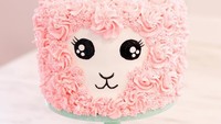 Wah kalau diberi butter cream warna pink seperti ini kayaknya cake llama bisa mengalahkan popularitas unicorn deh. Cantiknya makin terlihat karena disertai juga dengan bulu mata lentik. Foto: Instagram
