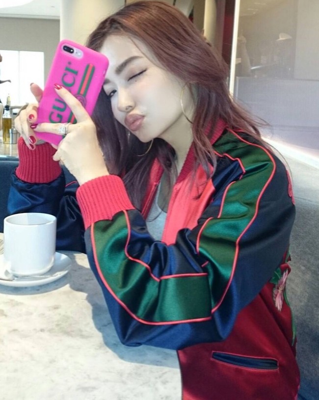 Penampilan awet mudanya pun didukung dengan gaya fashionnya yang kekinian.  Foto: Instagram