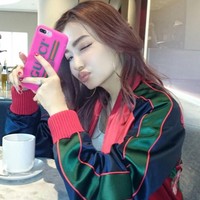 Penampilan awet mudanya pun didukung dengan gaya fashionnya yang kekinian.  Foto: Instagram