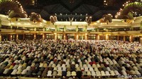 Umat muslim memadati Masjid Islamic Centre, Rabu (16/5/2018).