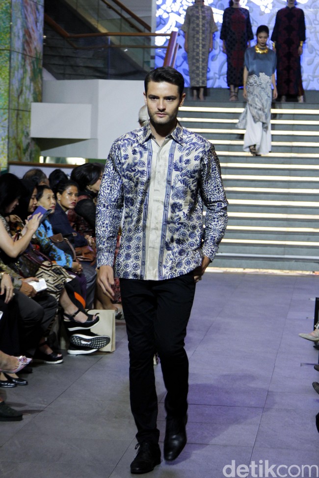 Bagi pria, kemeja batik selalu timeless alias tak lekang oleh waktu. Padukan dengan celana panjang berwarna netral seperti hitam atau navy untuk memberi tampilan yang lebih formal. Kemeja yang ditampilkan merupakan bagian dari koleksi Alleira. (Foto: Mohammad Abduh/detikcom)