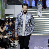 Bagi pria, kemeja batik selalu timeless alias tak lekang oleh waktu. Padukan dengan celana panjang berwarna netral seperti hitam atau navy untuk memberi tampilan yang lebih formal. Kemeja yang ditampilkan merupakan bagian dari koleksi Alleira. (Foto: Mohammad Abduh/detikcom)
