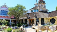Umumnya sebuah hotel hanya punya beberapa 1-2 tema kamar saja. Namun, hotel di Amerika ini 110 kamar dengan tema berbeda. Tinggal pilih mau tema apa (Madonna Inn)