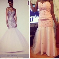 Pada gambar, dress terlihat mempesona dan membentuk badan. Namun gaun yang datang bikin dia tak mau lagi belanja online. Foto: Twitter