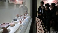 Wisatawan bisa melihat sejarah Jalur Sutra, jalur traveling dan perdagangan masa silam antara China dengan India, Arab dan Eropa. Ini adalah artefak tanah liat (Fitraya/detikTravel)
