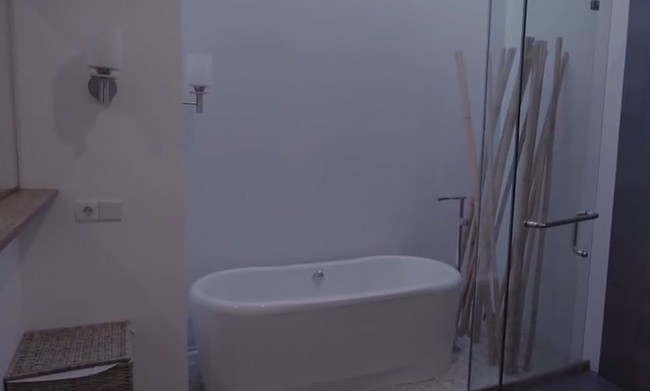 Kamar mandi denga dekorasi bambu, yang sedang menjadi tren dalam penataan interior rumah juga dipilih Raditya Dika untuk mempercantik rumahnya. Foto: istimewa/screenshot YouTube