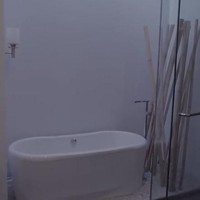 Kamar mandi denga dekorasi bambu, yang sedang menjadi tren dalam penataan interior rumah juga dipilih Raditya Dika untuk mempercantik rumahnya. Foto: istimewa/screenshot YouTube