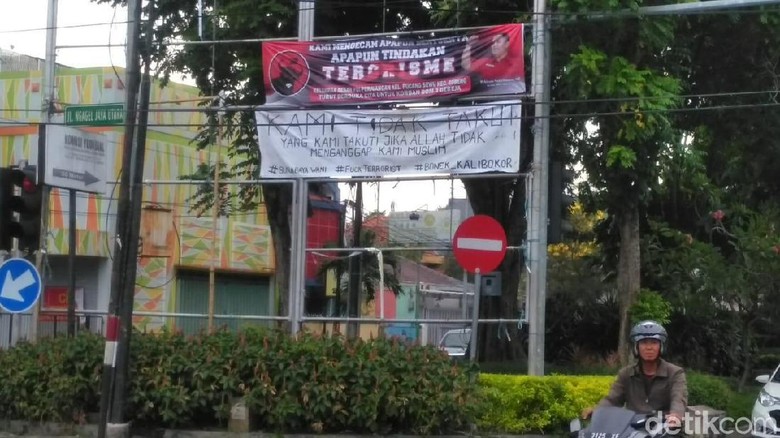 Spanduk Kecam Aksi Teror, PDIP: Ini Kemarahan Arek Suroboyo Spanduk Kecam Aksi Teror, PDIP: Ini Kemarahan Arek Suroboyo
