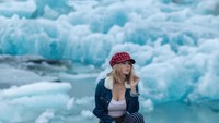 Sara termenung menyaksikan keindahan alam Islandia. (Instagram/Sara Underwood)